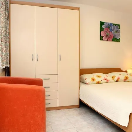 Or At Irena's アパート *